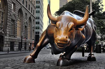 Bull sculpture on Wall Street